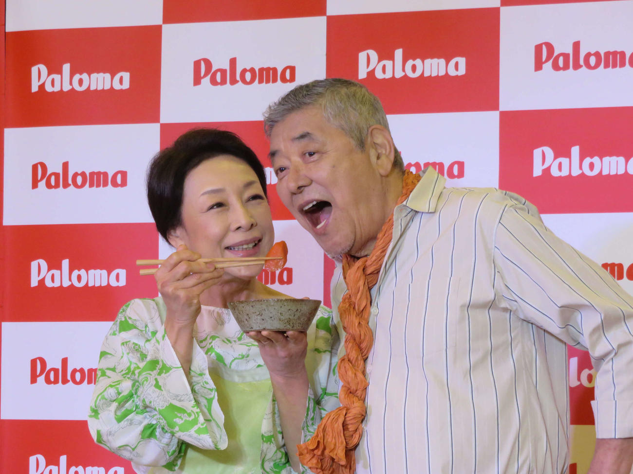 19年5月、パロマガスビルトインコンロ「アバンセ」記者発表会　パロマの新商品発表会に出席した中尾彬さん、池波志乃夫妻