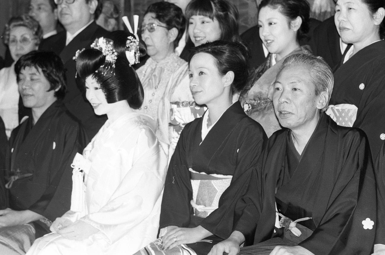 78年3月、中尾彬さん（左）・池波志乃（左から2人目）の挙式に出席した池波の父10代目金原亭馬生さん