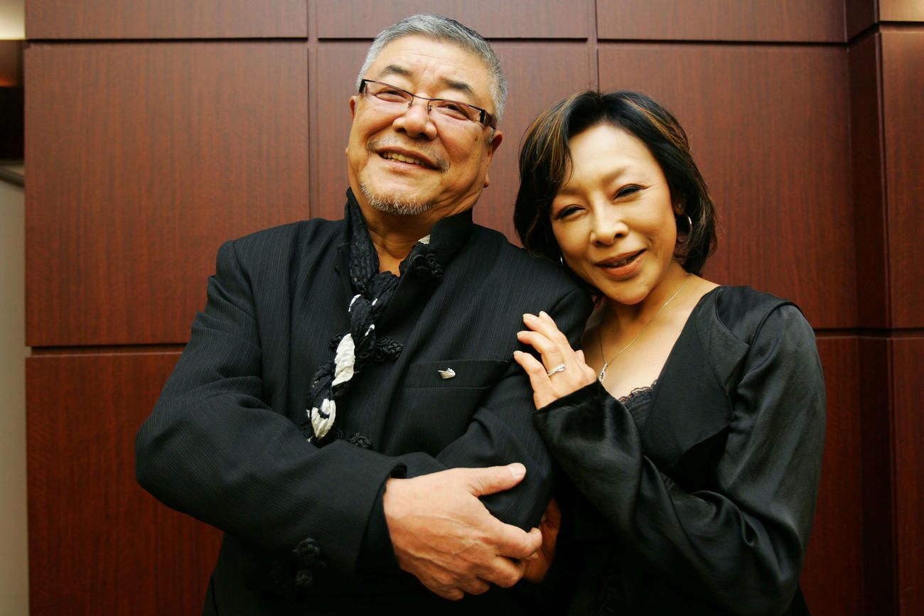 仲むつまじく寄りそう中尾彬さん（左）、池波志乃夫妻（2008年11月20日）