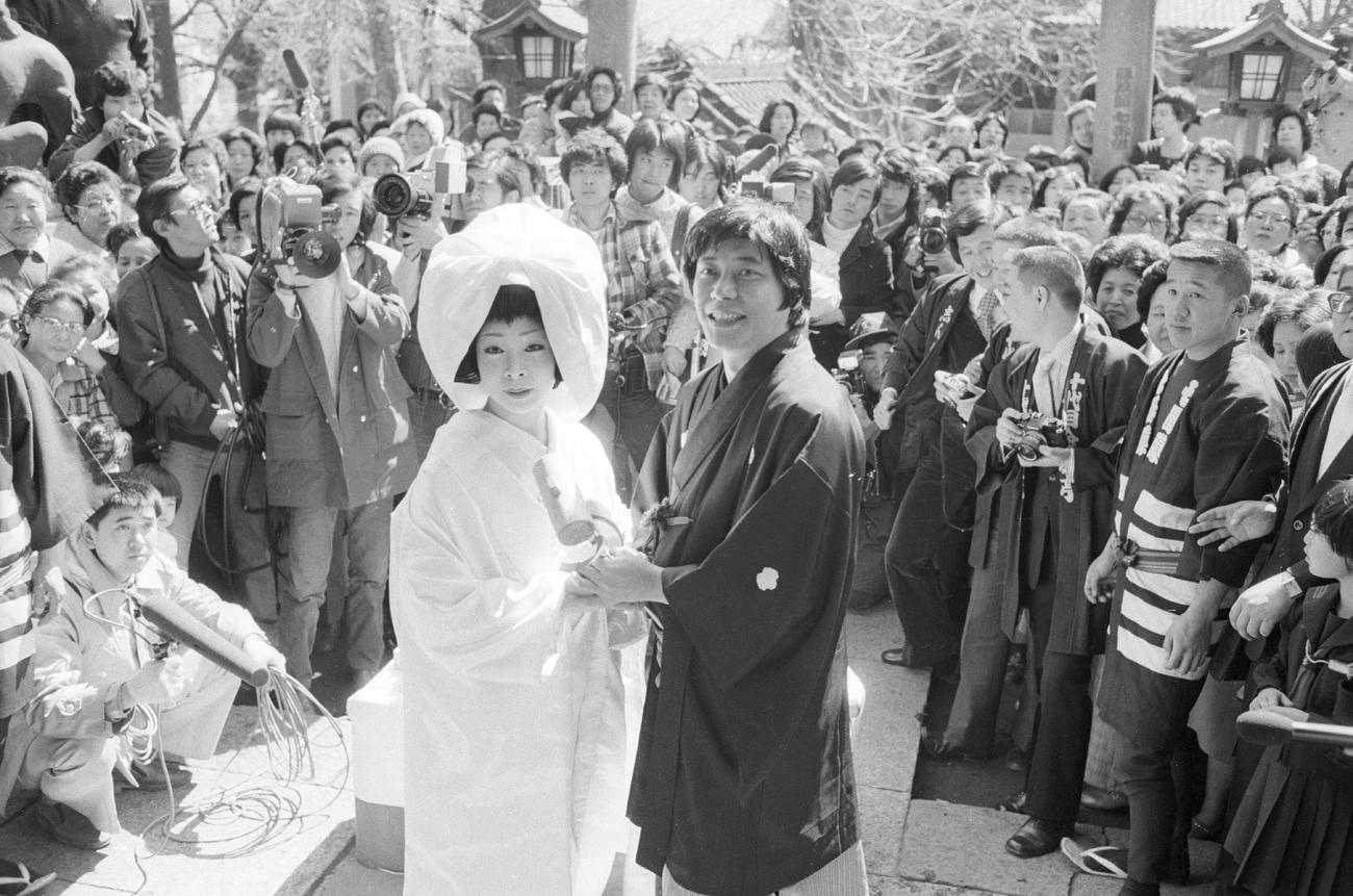 78年3月、諏訪神社で挙式した中尾彬さんと池波志乃