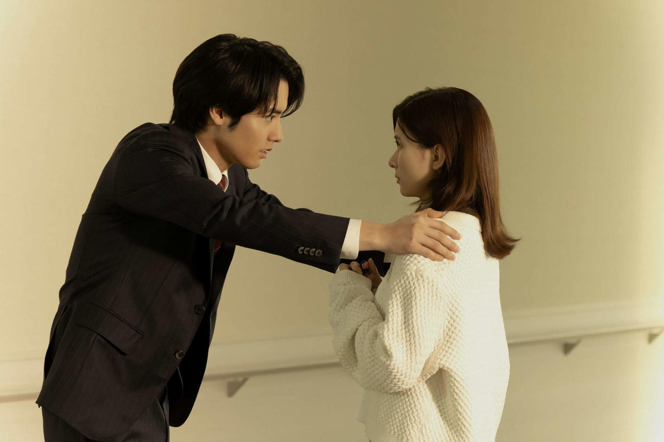 フジテレビ系「Re：リベンジ－欲望の果てに－」に出演する赤楚衛二、芳根京子（C）フジテレビ