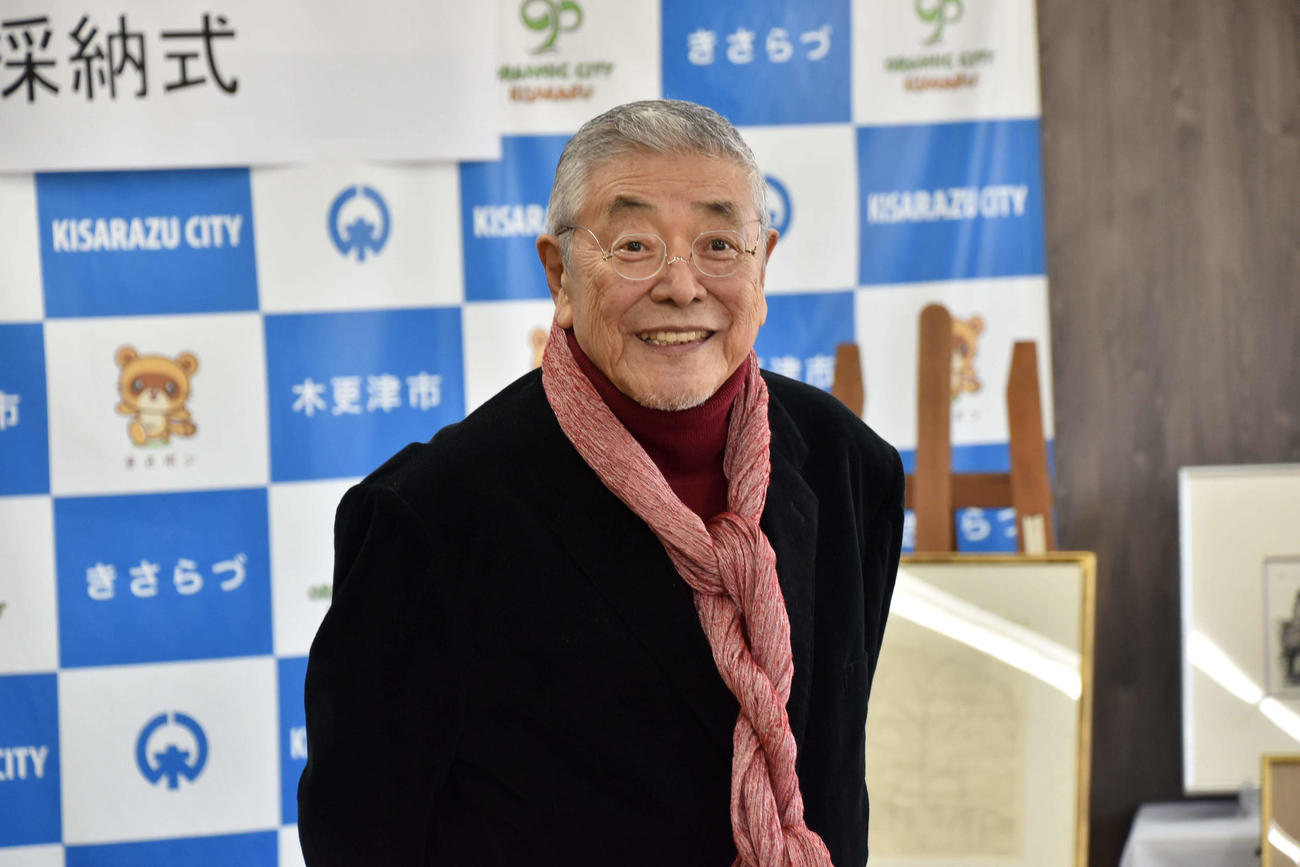 PR大使を務めた故郷の千葉県木更津市に自身が描いた絵画を含む美術品38点を寄贈した中尾彬さん（木更津市提供）