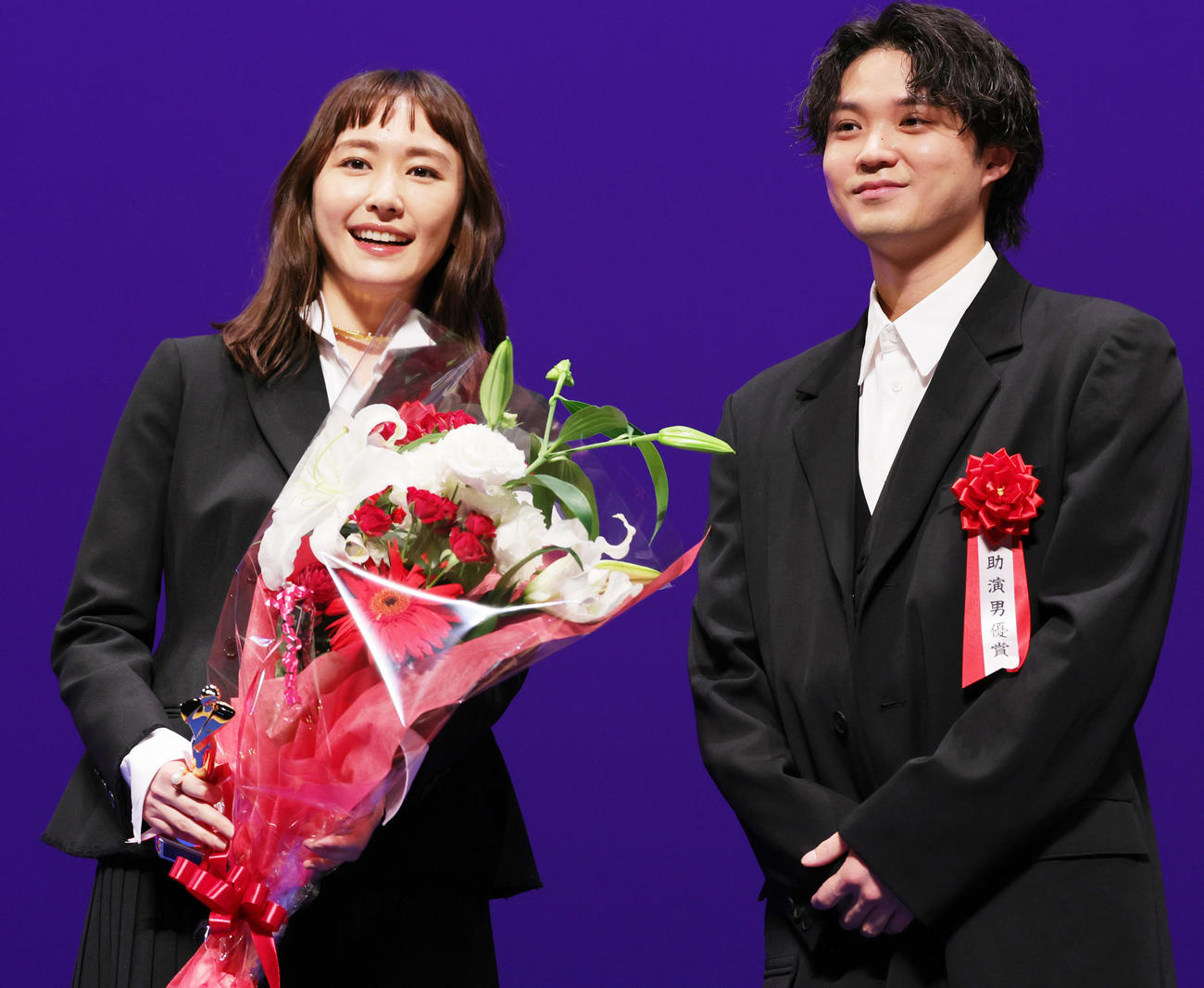 第33回日本映画批評家大賞で助演女優賞を受賞した新垣結衣（左）と助演男優賞を受賞した磯村勇斗（撮影・野上伸悟）