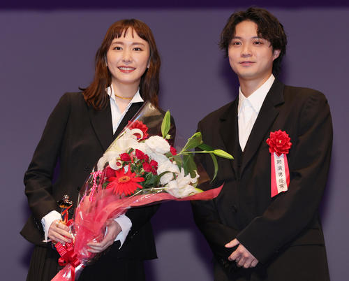 新垣結衣「映画賞で助演女優賞をいただくのは人生で初めて」日本映画批評家大賞授賞式で喜び