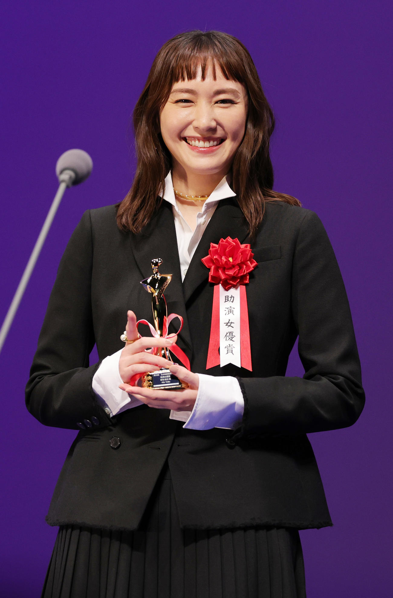 第33回日本映画批評家大賞で助演女優賞を受賞した新垣結衣（撮影・野上伸悟）