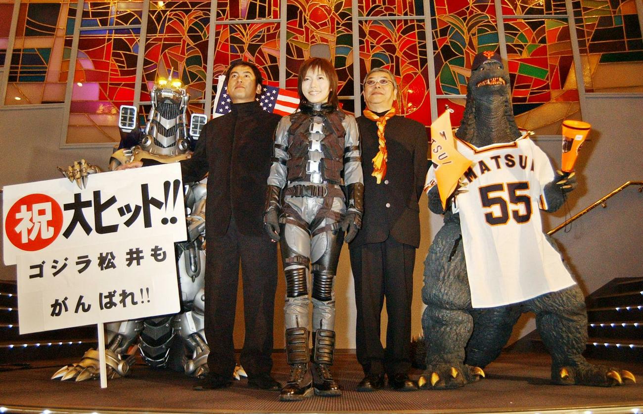 02年12月、映画「ゴジラ×メカゴジラ」のPRを行う、左からメカゴジラ、宅麻伸、釈由美子、中尾彬さん、松井秀喜のユニホームを着るゴジラ