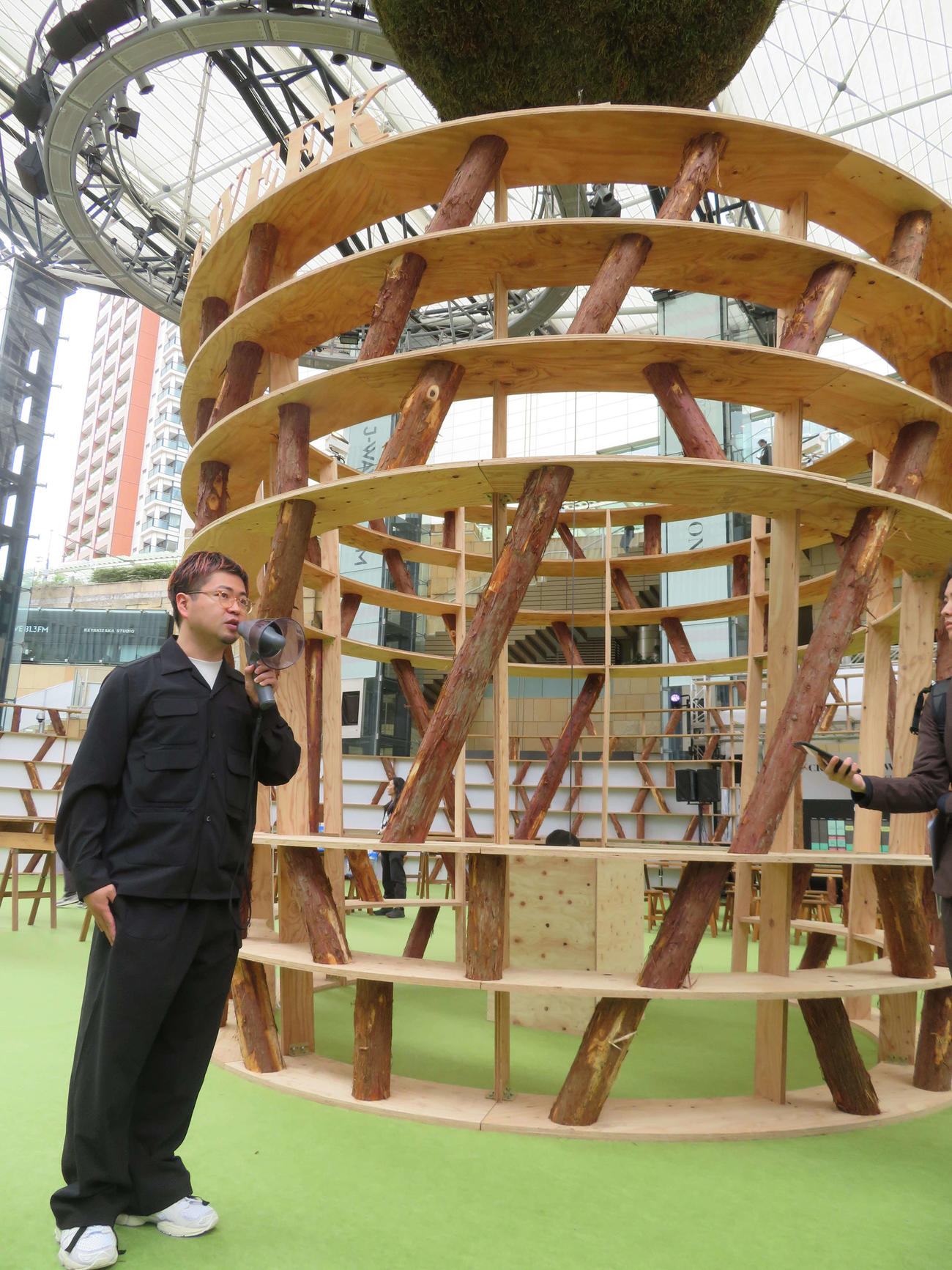 「CRAFT SAKE WEEK 2024 at ROPPONGI HILLS」開幕前に会場デザインについて説明する建築家のクマタイチ氏（撮影・村上幸将）