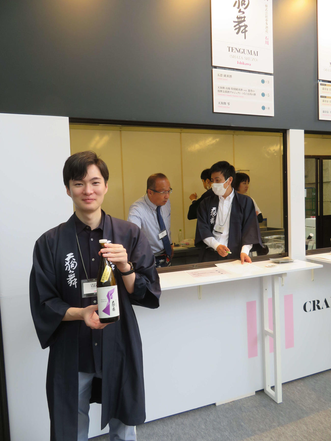 「CRAFT SAKE WEEK 2024 at ROPPONGI HILLS」に出店した、石川白山市の車多酒造・車多慶一郎専務（左）（撮影・村上幸将）