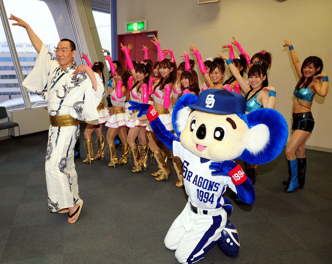 中日対横浜5回戦　マツケン燃えドラ盆踊りの振り付け講習会で振付講師真島茂樹がチアドラを指導する（撮影・清水貴仁）＝2008年5月1日、ナゴヤドーム背景、カット写真　ドアラ