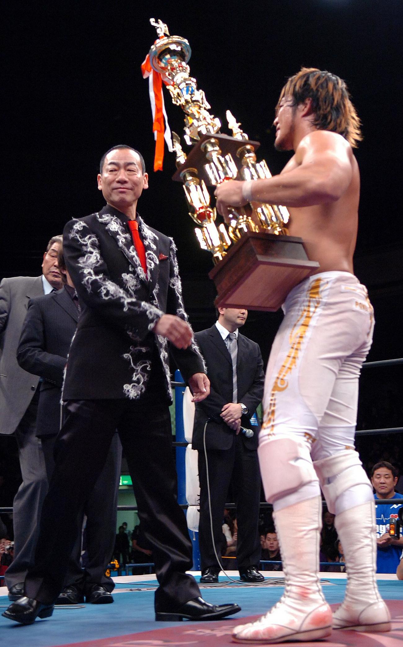 新日本両国大会　IWGPヘビー級王座を守った棚橋弘至（右）にトロフィーを渡す真島茂樹さん（2007年2月撮影）