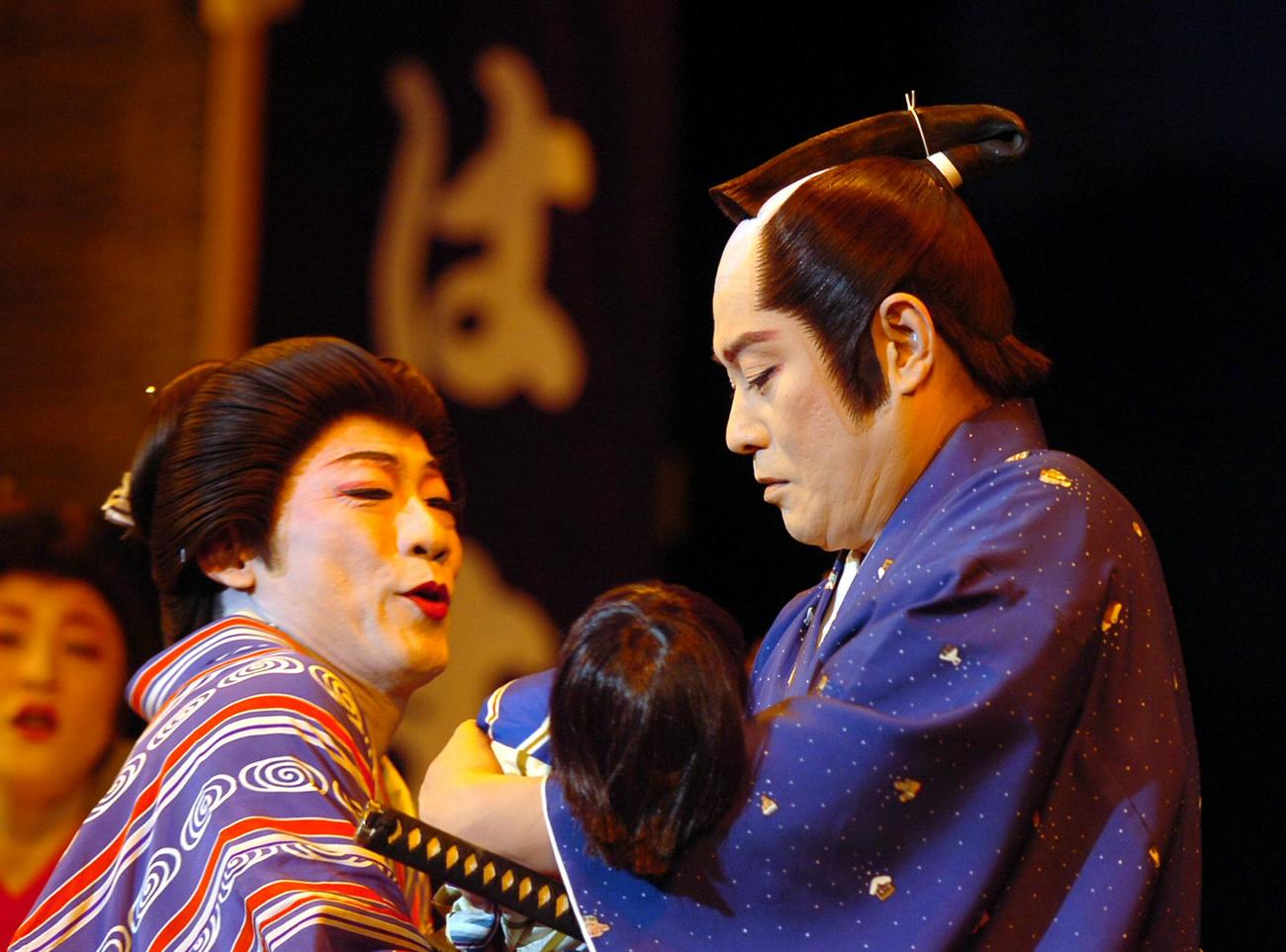 舞台「暴れん坊将軍」　舞台で赤ん坊を抱きかかえ演技する松平健（右）と真島茂樹さん（2005年10月撮影）