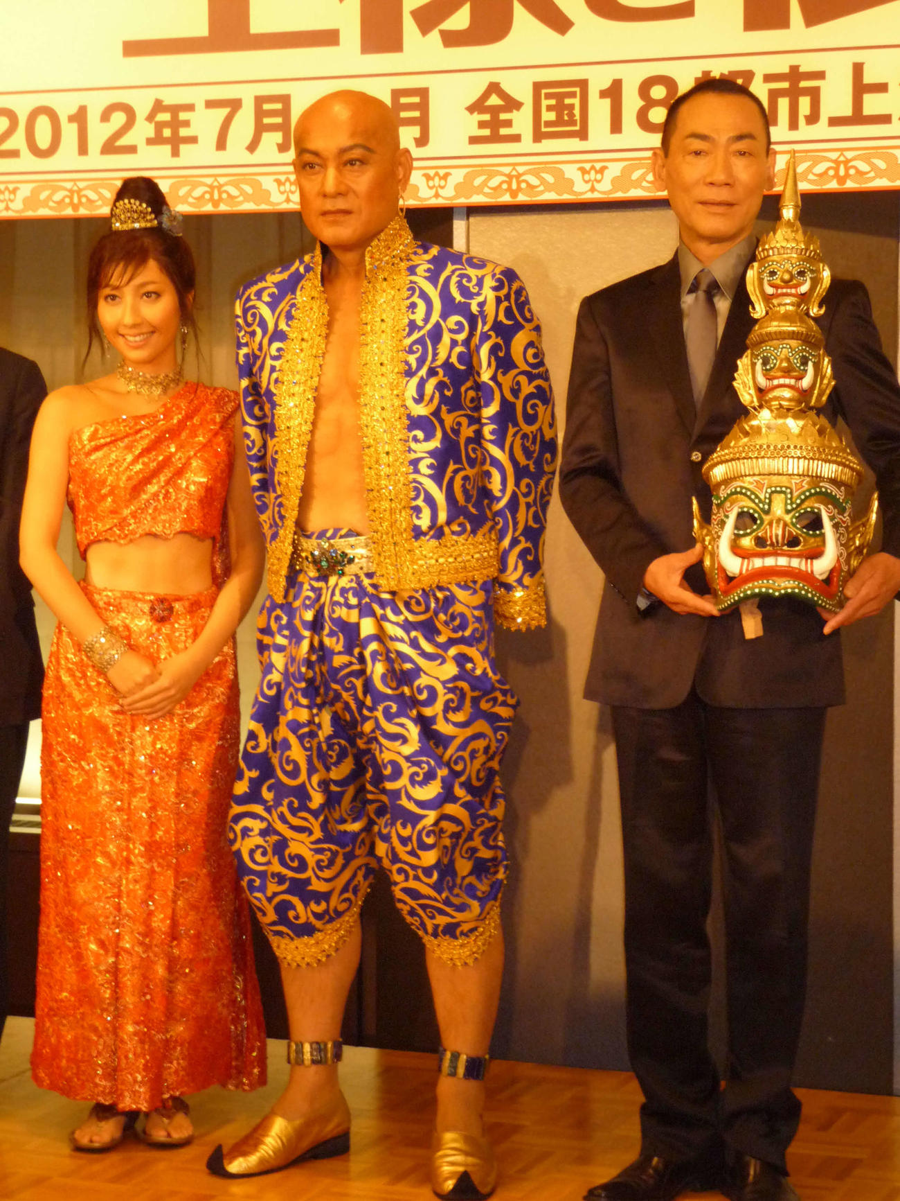 「王様と私」に出演する左からはいだしょうこ、松平健、真島茂樹さん（2011年10月撮影）