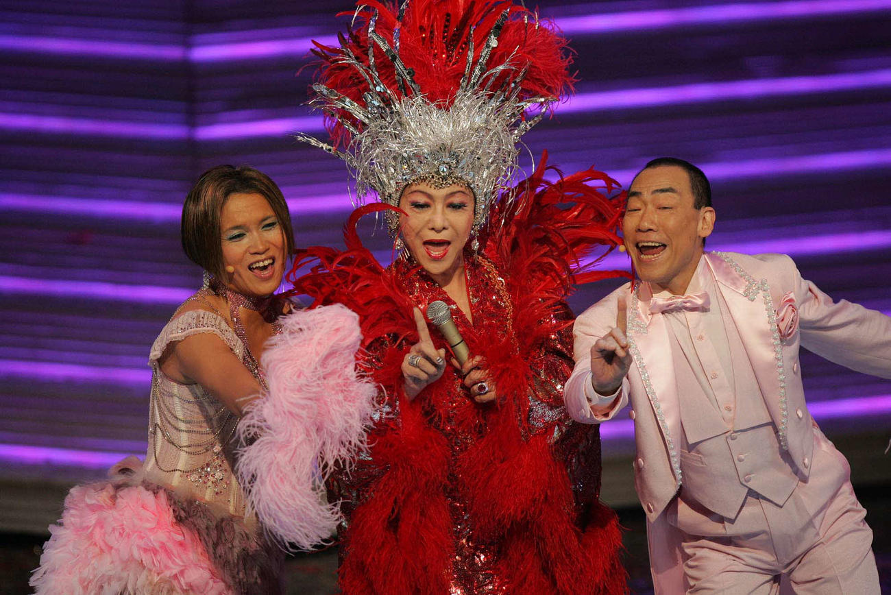 07年12月、NHK紅白歌合戦で熱唱。中央は美川憲一、左はIKKO