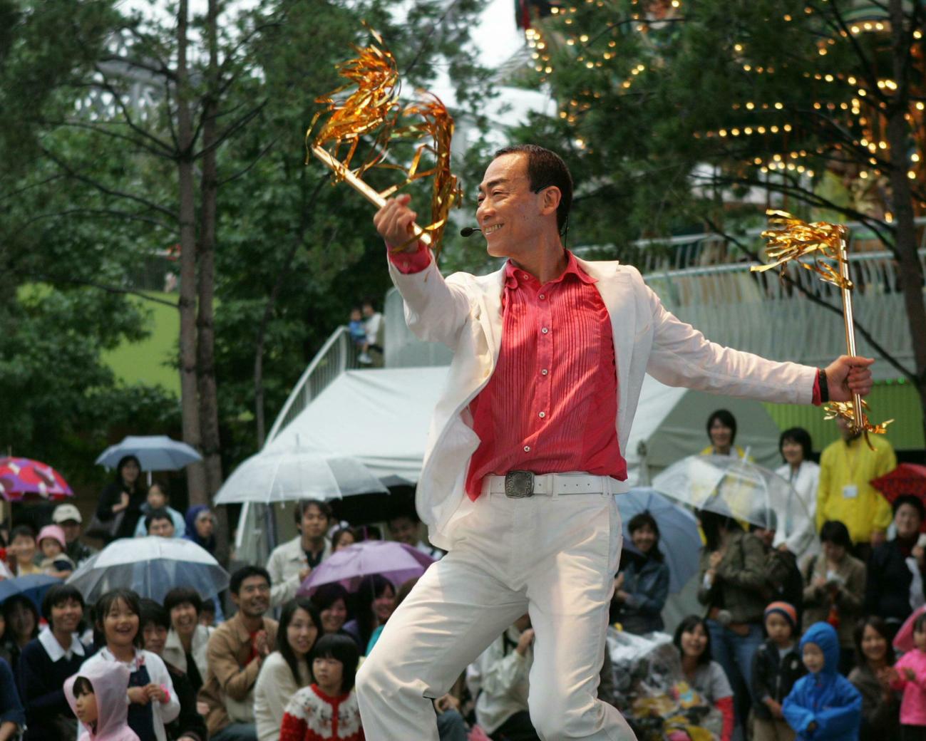 05年10月、「マツケンサンバ3」の振り付けを披露