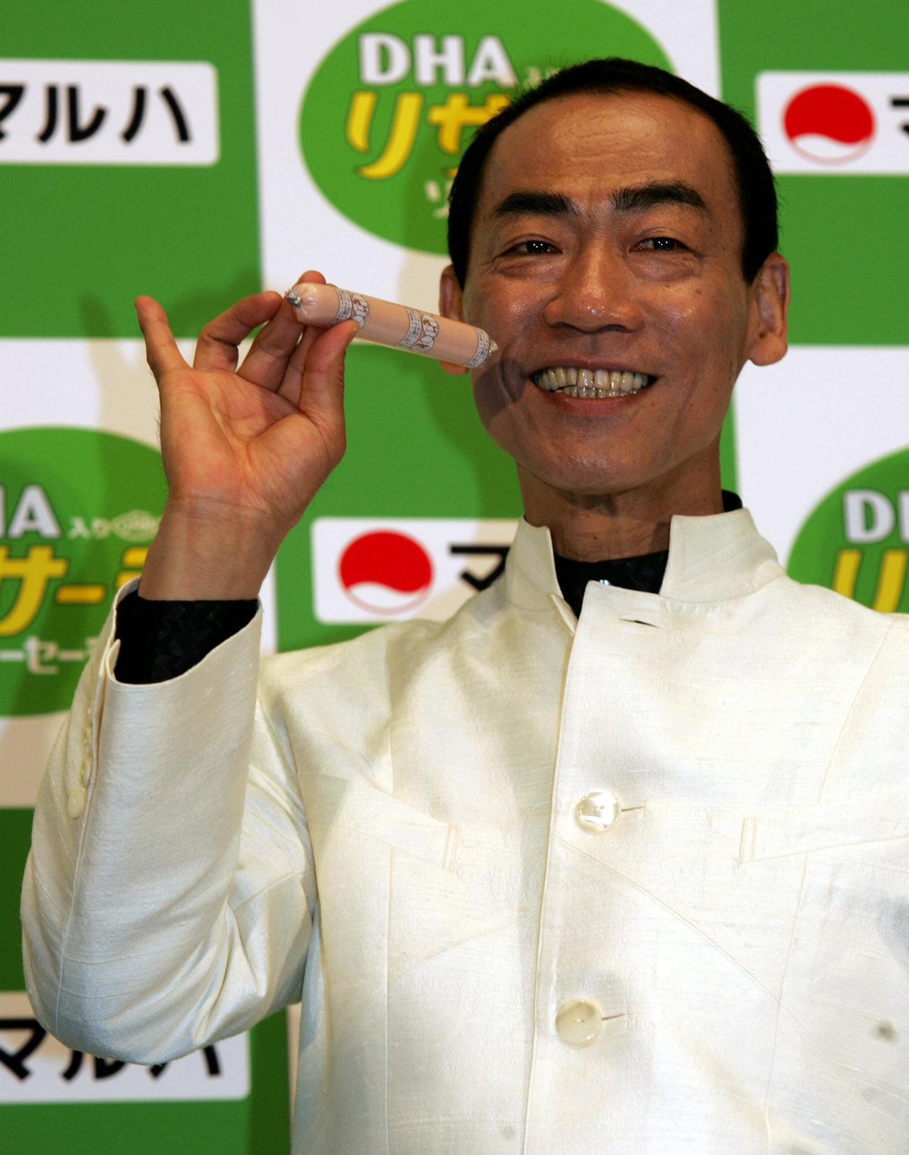 05年8月、CM初出演で商品を手に小指を立てながらポーズ