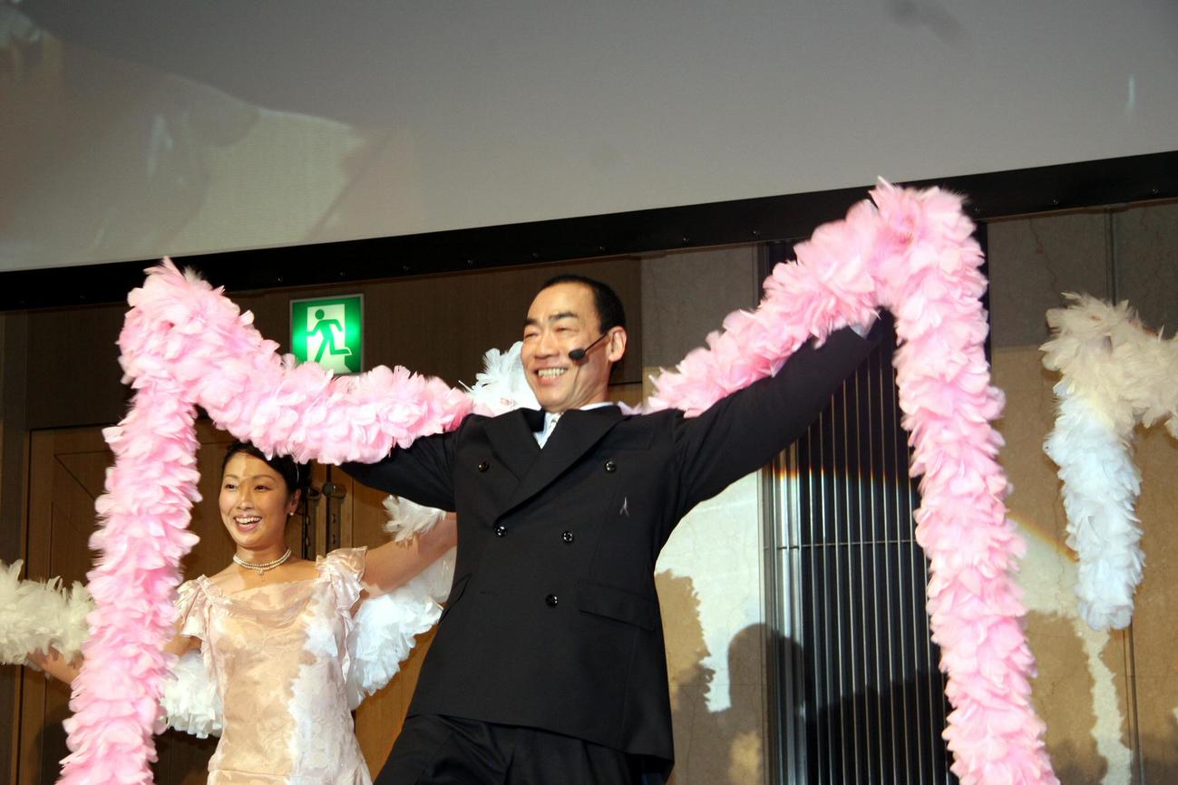 松平健結婚式　披露宴に出席しダンスを披露する真島茂樹　（2006年4月撮影）