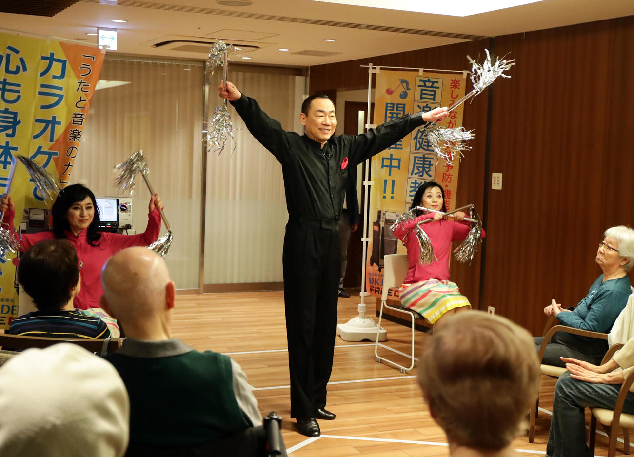 都内の高齢者施設でレッスンする真島茂樹さん（2019年4月撮影）