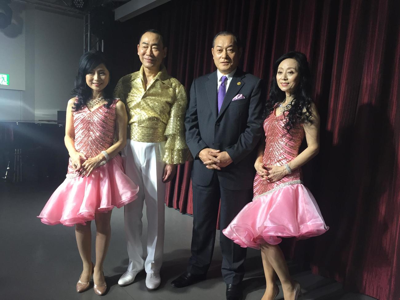 18年11月、「りんともシスターズ　with　マジー」の「カリビアン・サンバ」発表会に出席。右から2人目は松平健