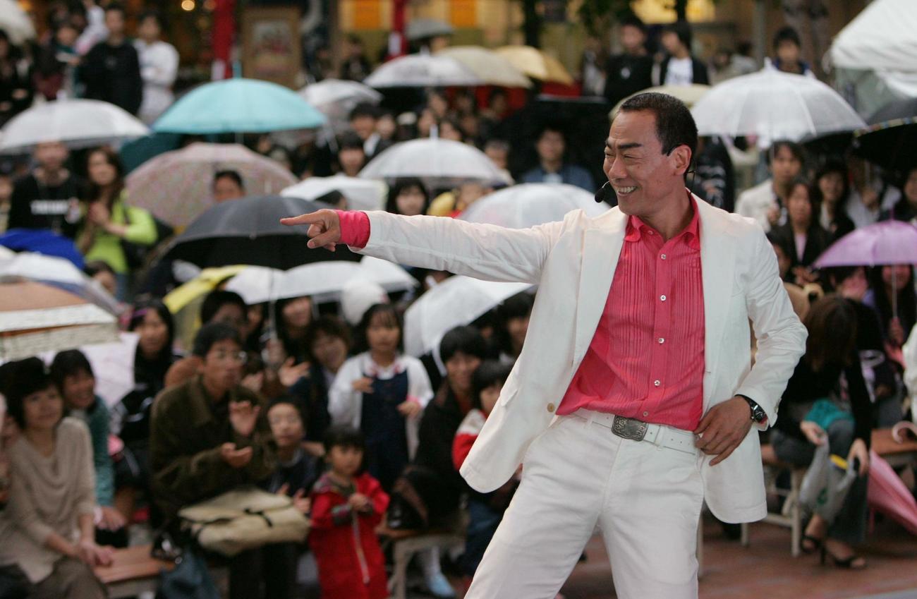 キレのあるダンスで観客の視線をクギ付けにする真島茂樹（05年10月撮影）