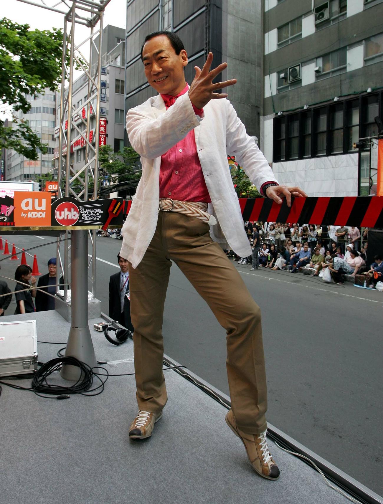YOSAKOI会場のステージで華麗なダンスを披露する真島茂樹さん（2005年6月撮影）