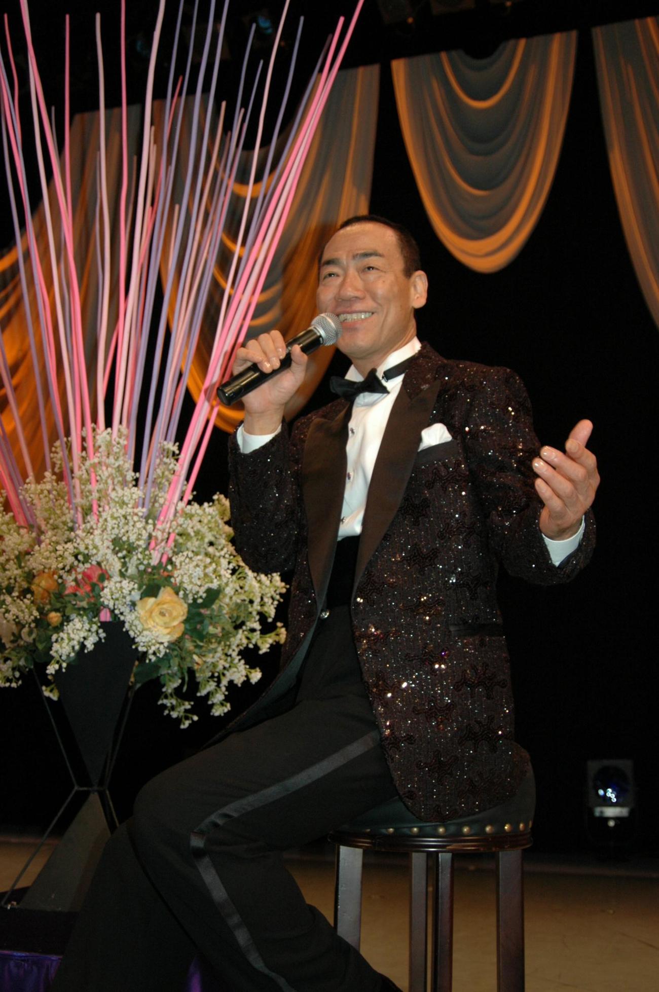 06年8月、初のソロライブで歌う真島茂樹