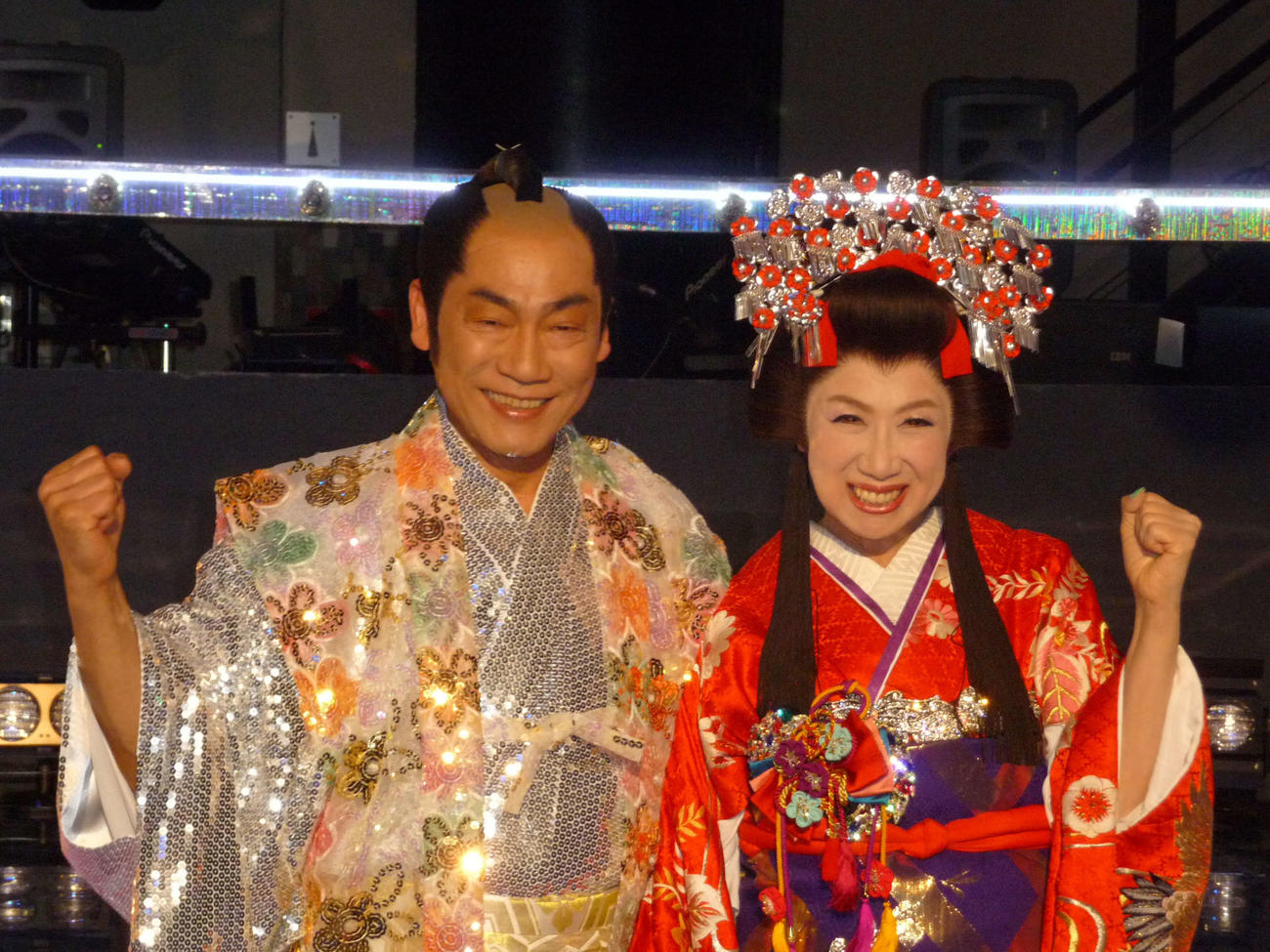 「時代劇体操　新バージョンお披露目会」に出席した真島茂樹さん（左）と瀬川瑛子（2012年11月撮影）