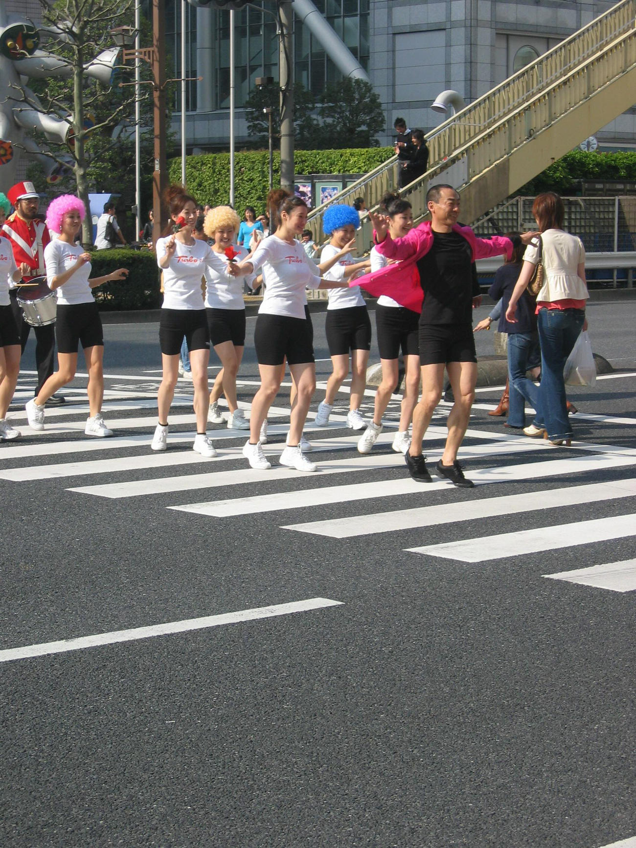 横断歩道をマツケンサンバを踊りながら渡る真島茂樹さん（2007年4月撮影）
