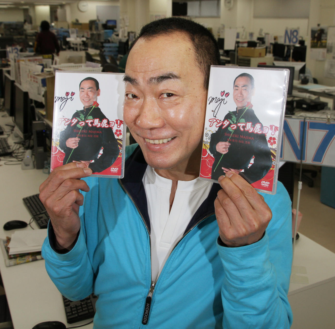 CDを手に来社した真島茂樹さん（2010年5月撮影）