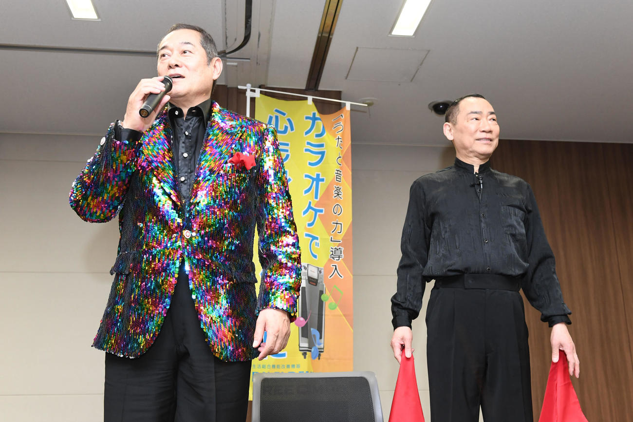 松平健さん（左）と真島茂樹さん（2019年4月撮影）