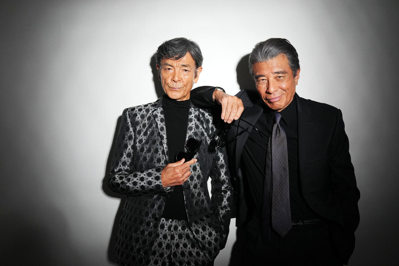 サングラスを外し笑顔を見せる柴田恭兵（左）と舘ひろし（撮影・横山健太）