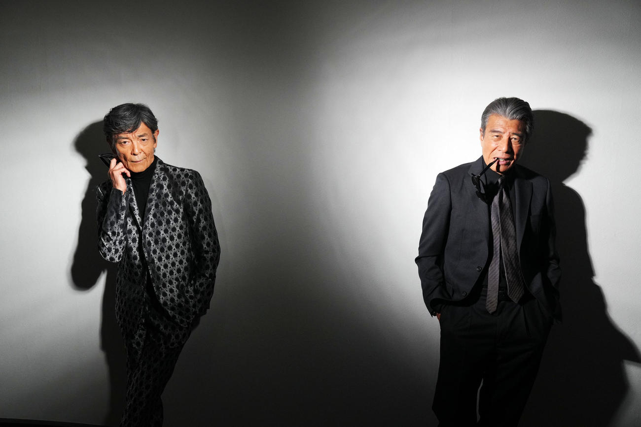 ポーズを決める柴田恭兵（左）と舘ひろし（撮影・横山健太）