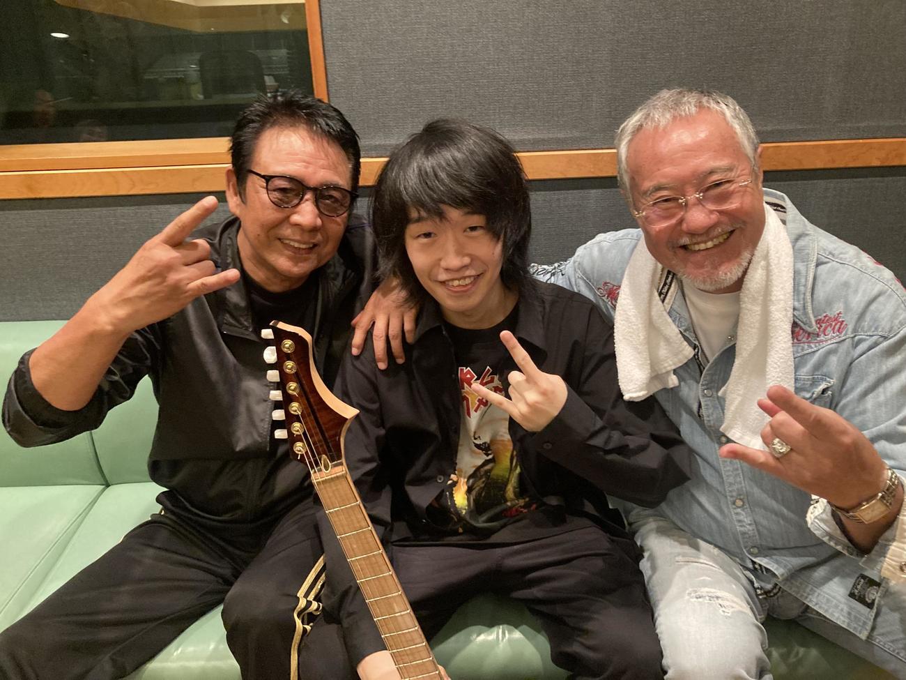 メタル曲「言論の自由」を発売するユニット「J＆J」の山本譲二と吉幾三。中央はギターコンテストで優勝した長谷川太一さん