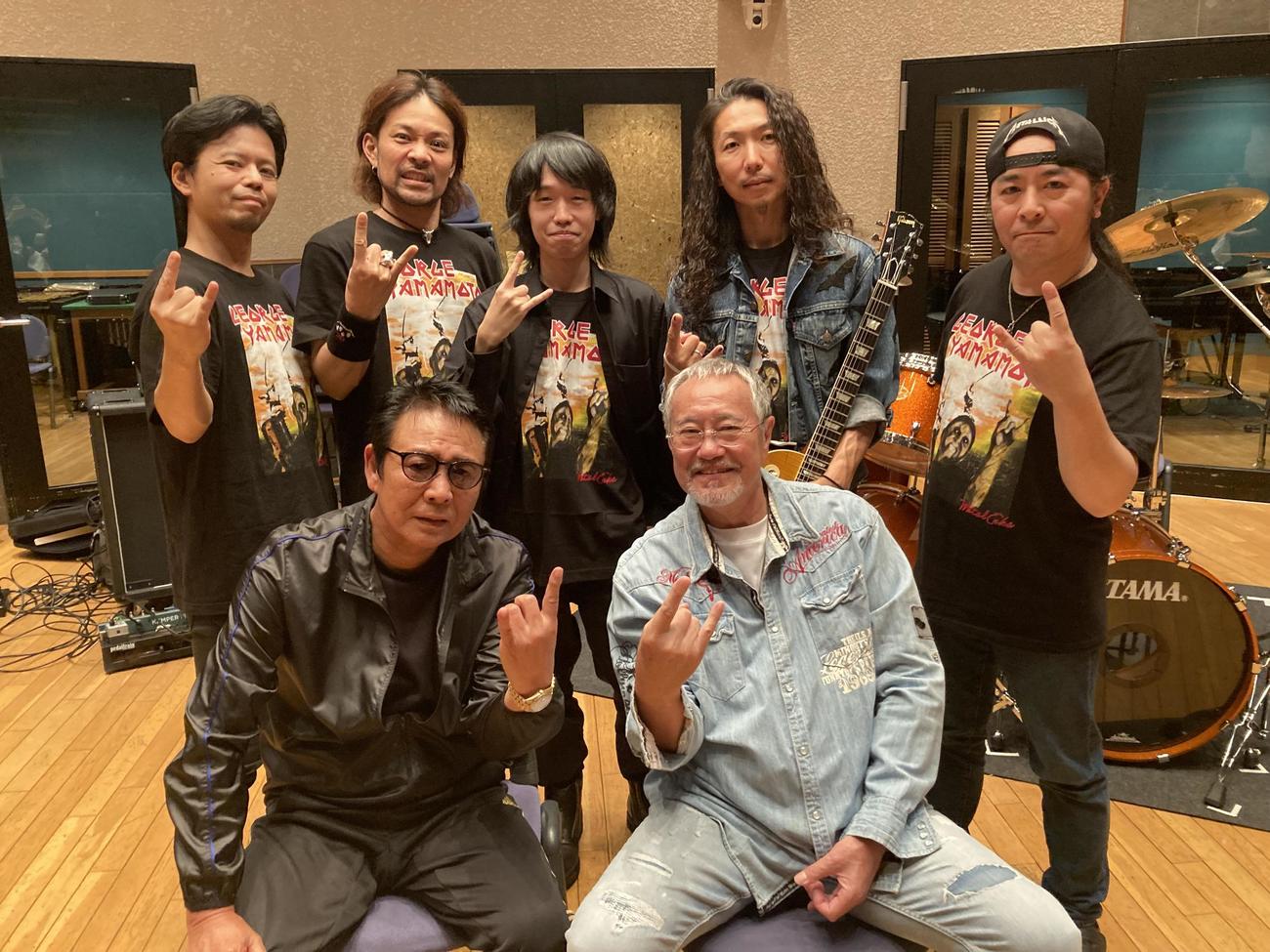 メタル曲「言論の自由」の演奏メンバーとメタルポーズを決めるユニット「J＆J」の山本譲二と吉幾三