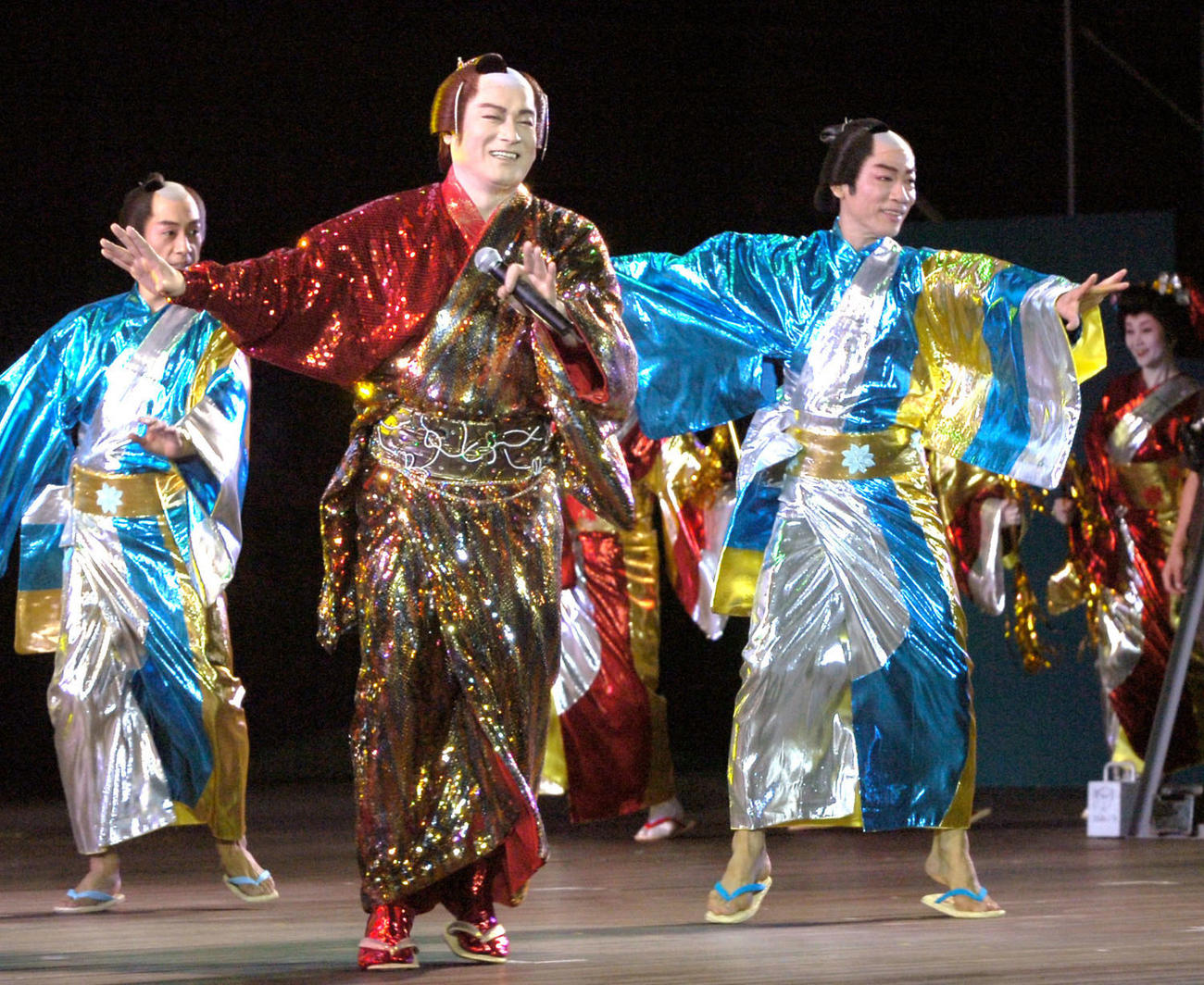 05年9月、愛知万博のイベントで「マツケンサンバ3」を松平健（左）と踊る（共同）