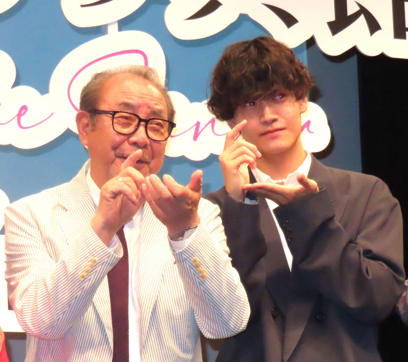 映画「明日を綴る写真館」完成披露舞台あいさつに登壇した平泉成（左）とAぇ！group佐野晶哉