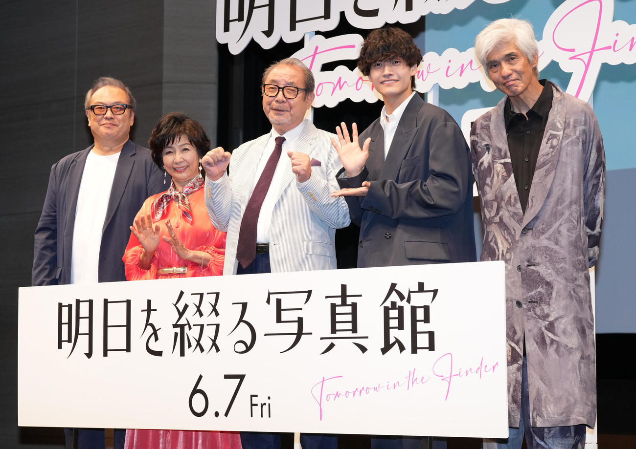映画「明日を綴る写真館」完成披露舞台あいさつのフォトセッションに納まる出演者たち。左から秋山純監督、市毛良枝、平泉成、佐野晶哉、佐藤浩市（撮影・鈴木みどり）