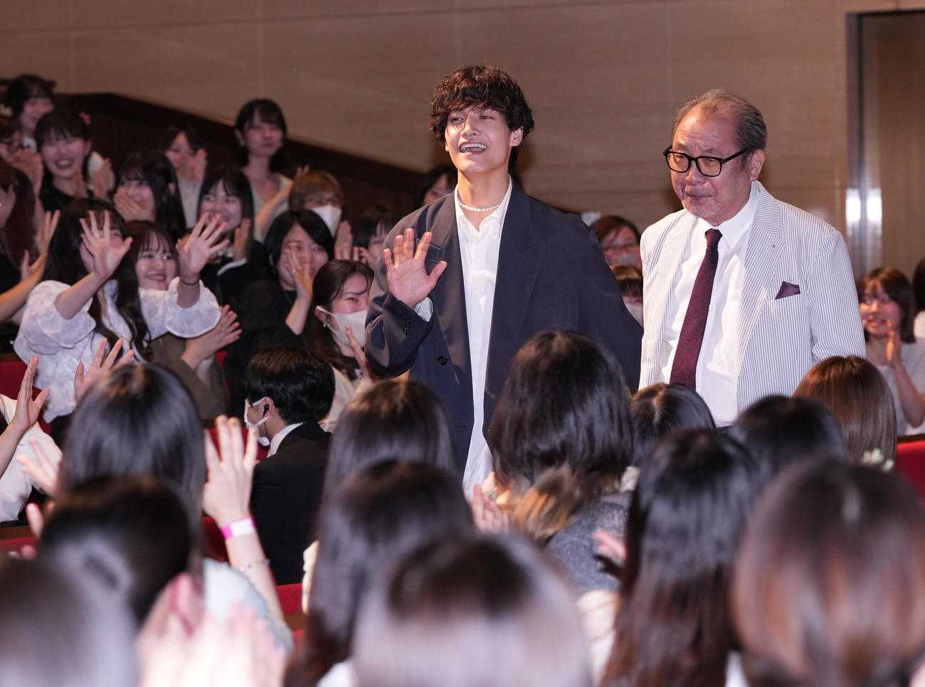 映画「明日を綴る写真館」完成披露舞台あいさつに登壇した平泉成（右）と佐野晶哉（撮影・鈴木みどり）