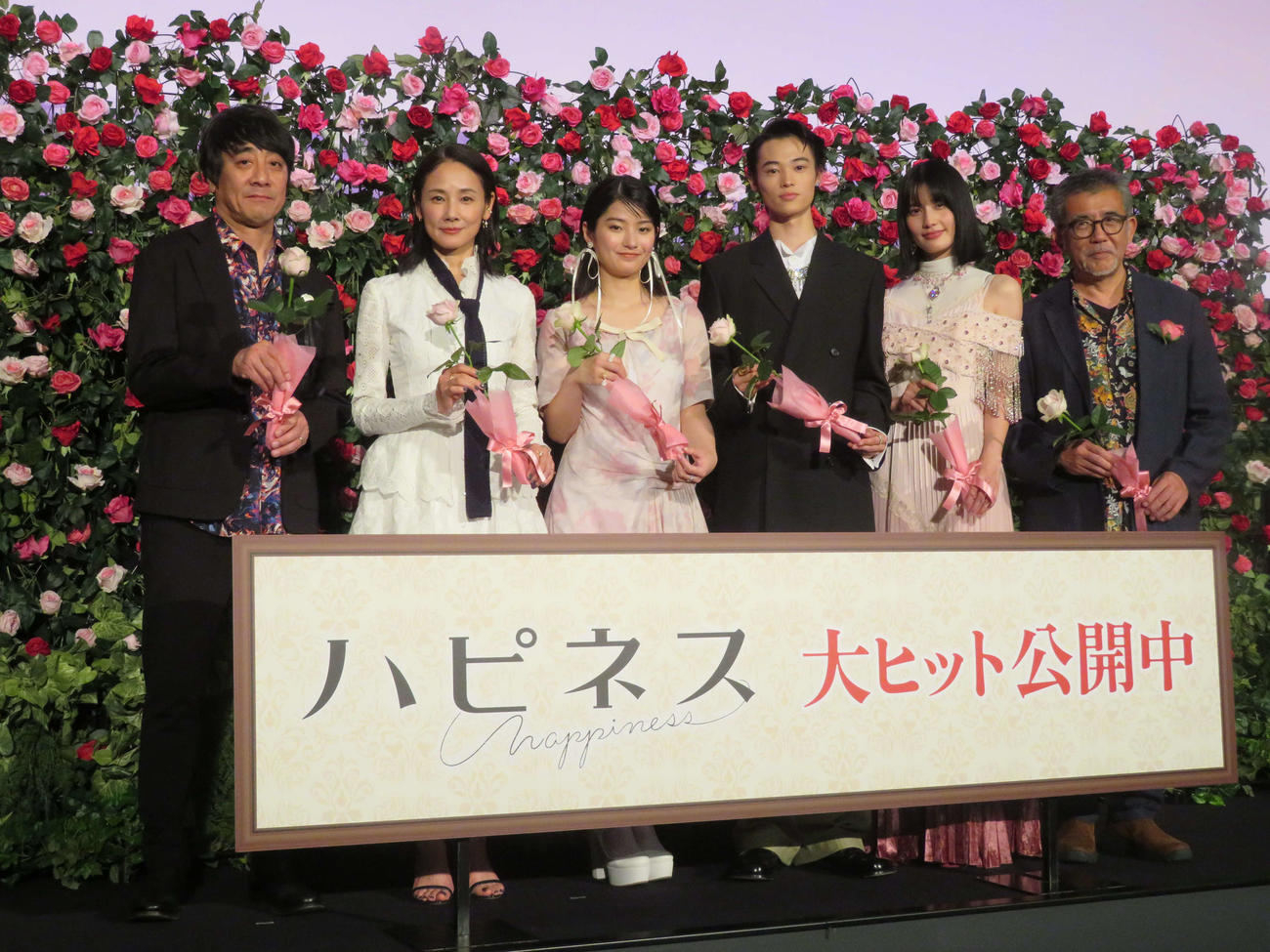 映画「ハピネス」公開記念舞台あいさつに登壇した、左から山崎まさよし、吉田羊、蒔田彩珠、窪塚愛流、橋本愛、篠原哲雄監督（撮影・村上幸将）