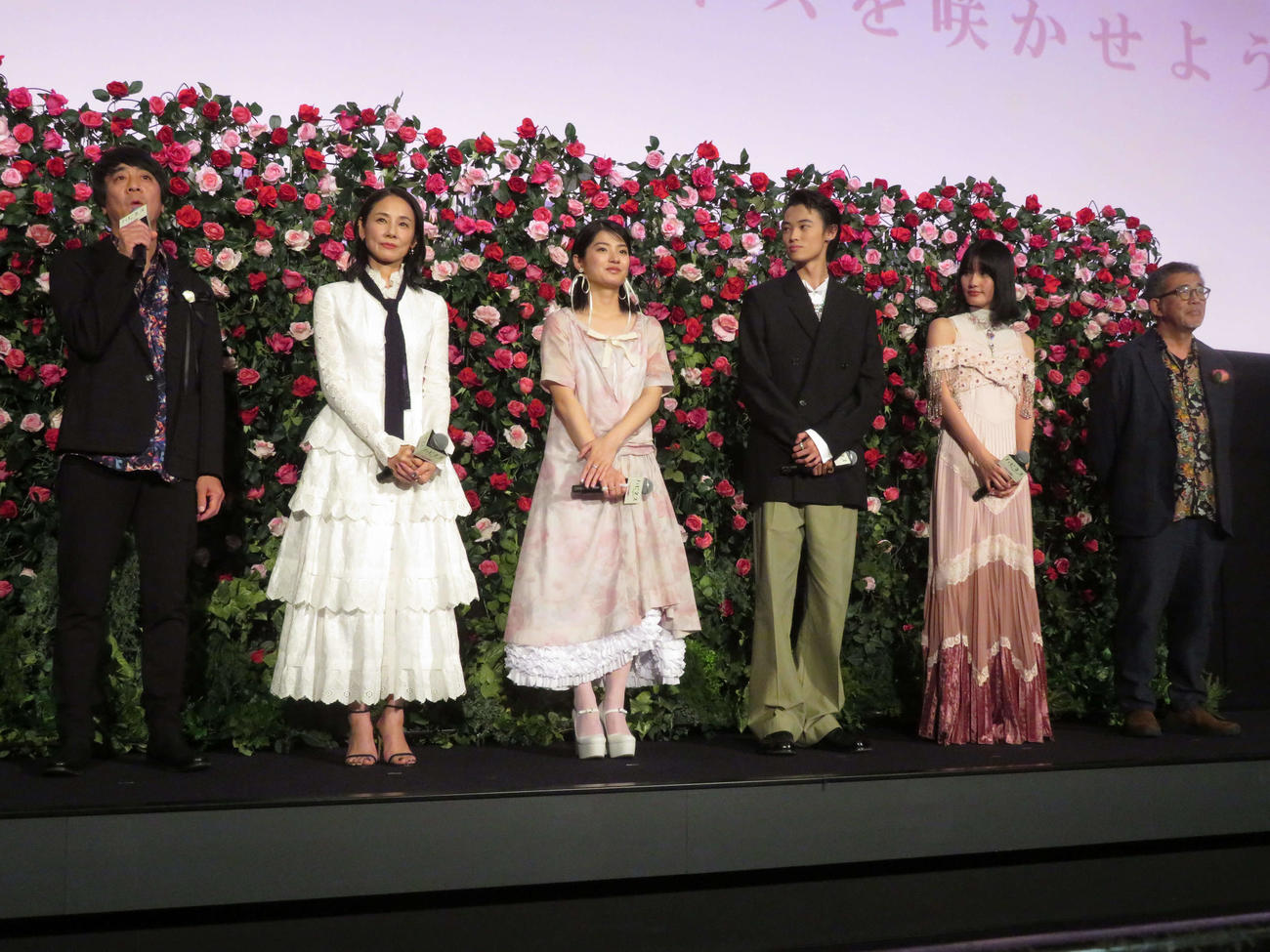 映画「ハピネス」公開記念舞台あいさつに登壇した、左から山崎まさよし、吉田羊、蒔田彩珠、窪塚愛流、橋本愛、篠原哲雄監督（撮影・村上幸将）