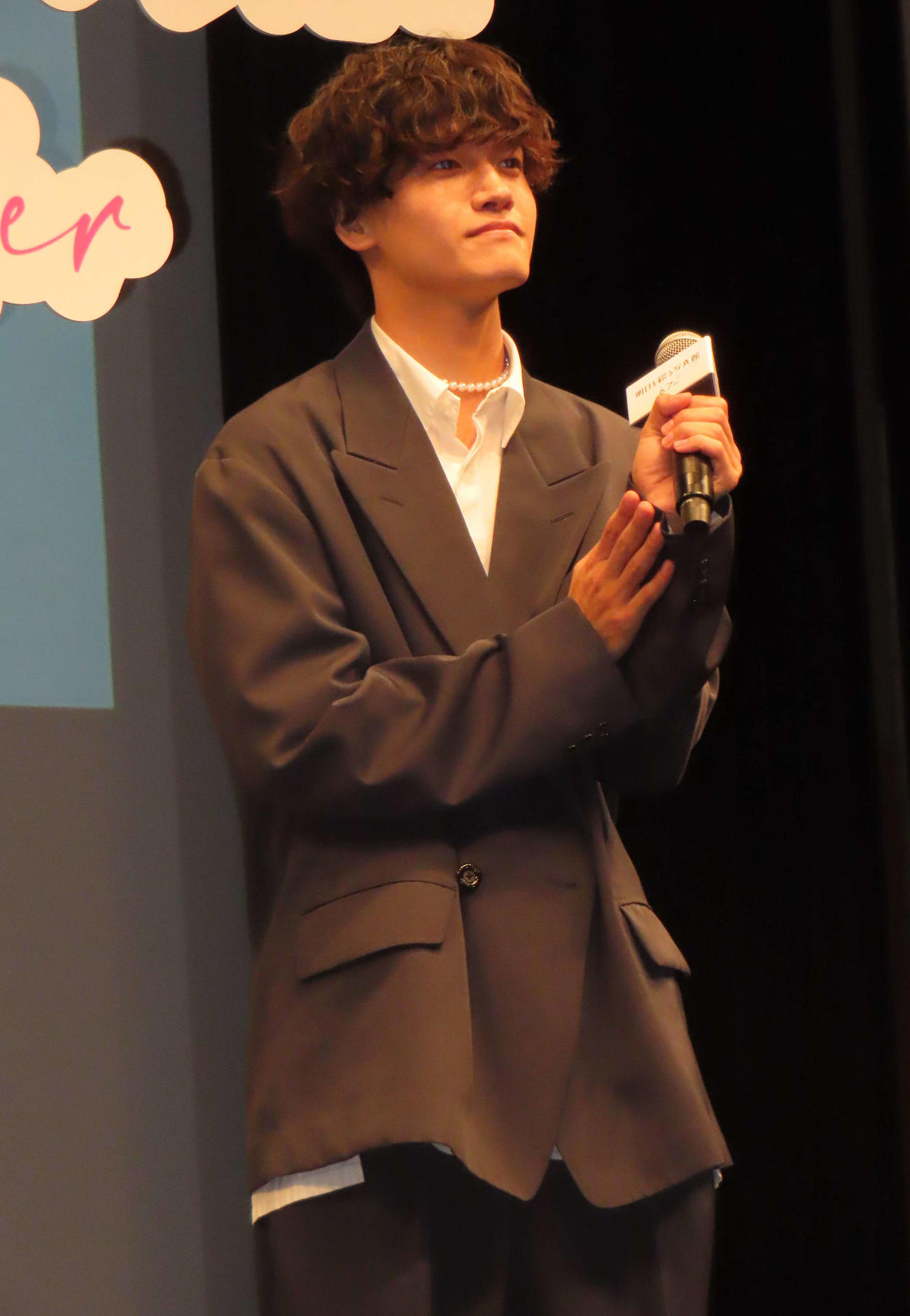 映画「明日を綴る写真館」完成披露舞台あいさつに登壇したAぇ！group佐野晶哉