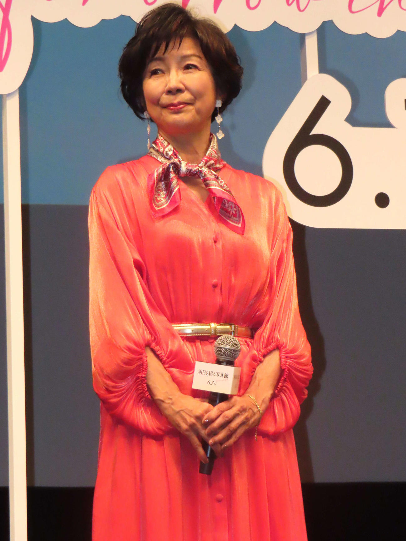 映画「明日を綴る写真館」完成披露舞台あいさつに登壇した市毛良枝