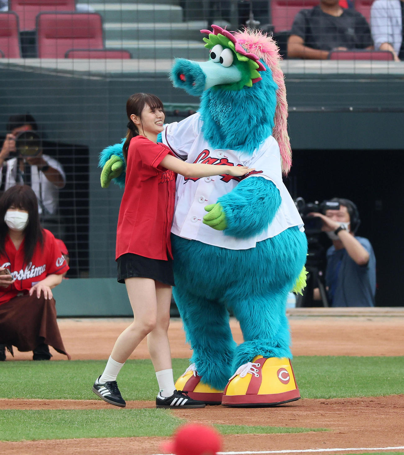 広島対阪神　スラィリーと抱き合う塚本恋乃葉（2024年5月22日撮影）