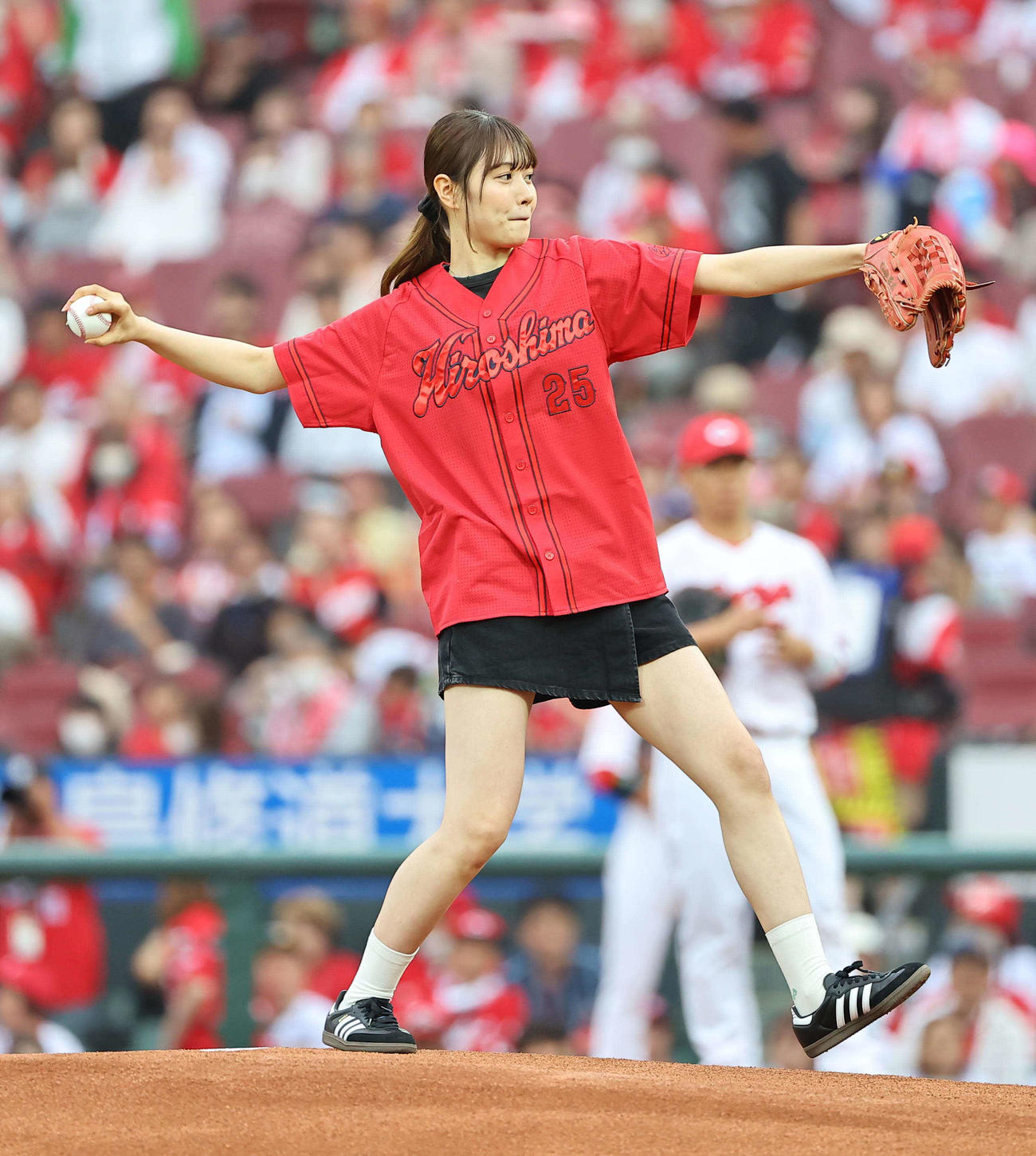 広島対阪神　始球式で投球する塚本恋乃葉（2024年5月撮影）