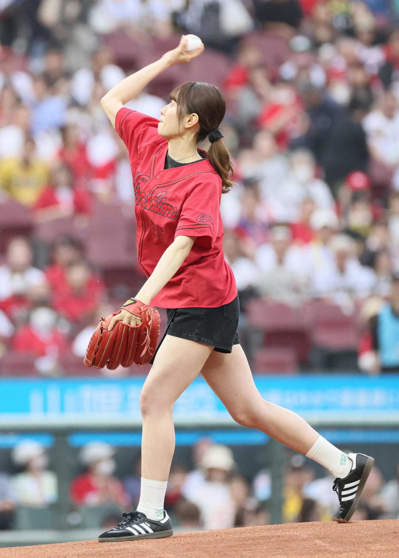 広島対阪神　始球式で投げるホリプロタレントスカウトキャラバングランプリの塚本恋乃葉。父は元カープ選手（2024年5月撮影）