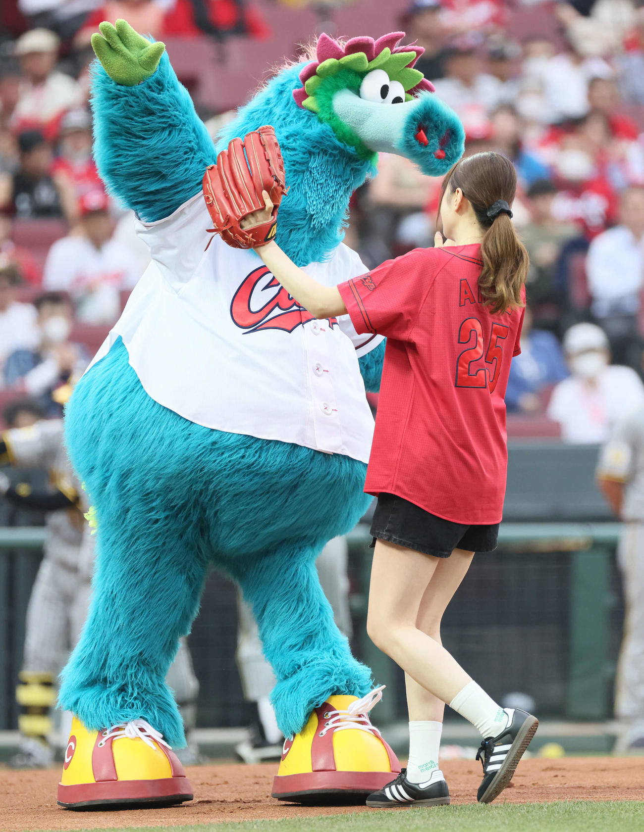 広島対阪神　始球式で投げたホリプロタレントスカウトキャラバングランプリの塚本恋乃葉。父は元カープ選手（2024年5月撮影）