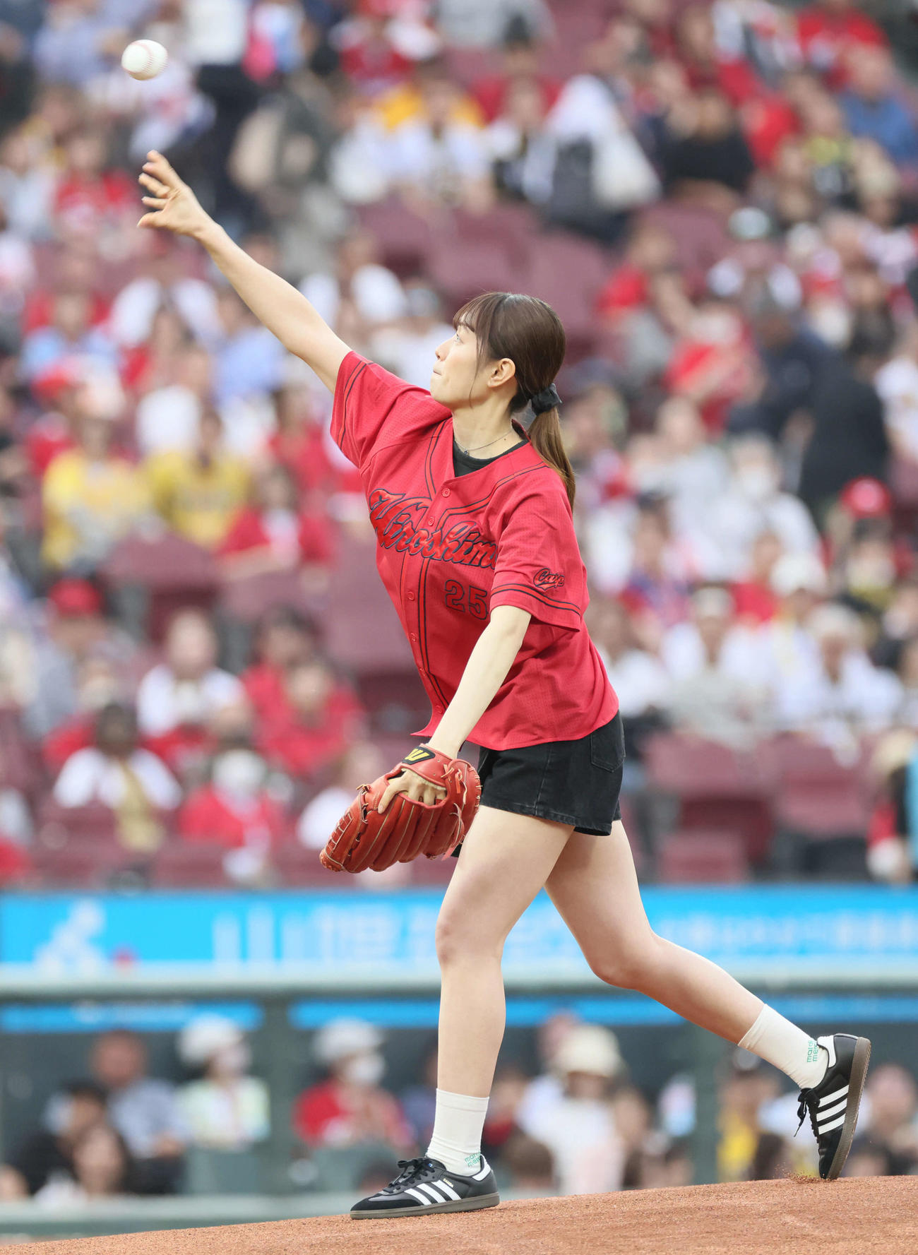 広島対阪神　始球式を務めた塚本恋乃葉（2024年5月22日撮影）