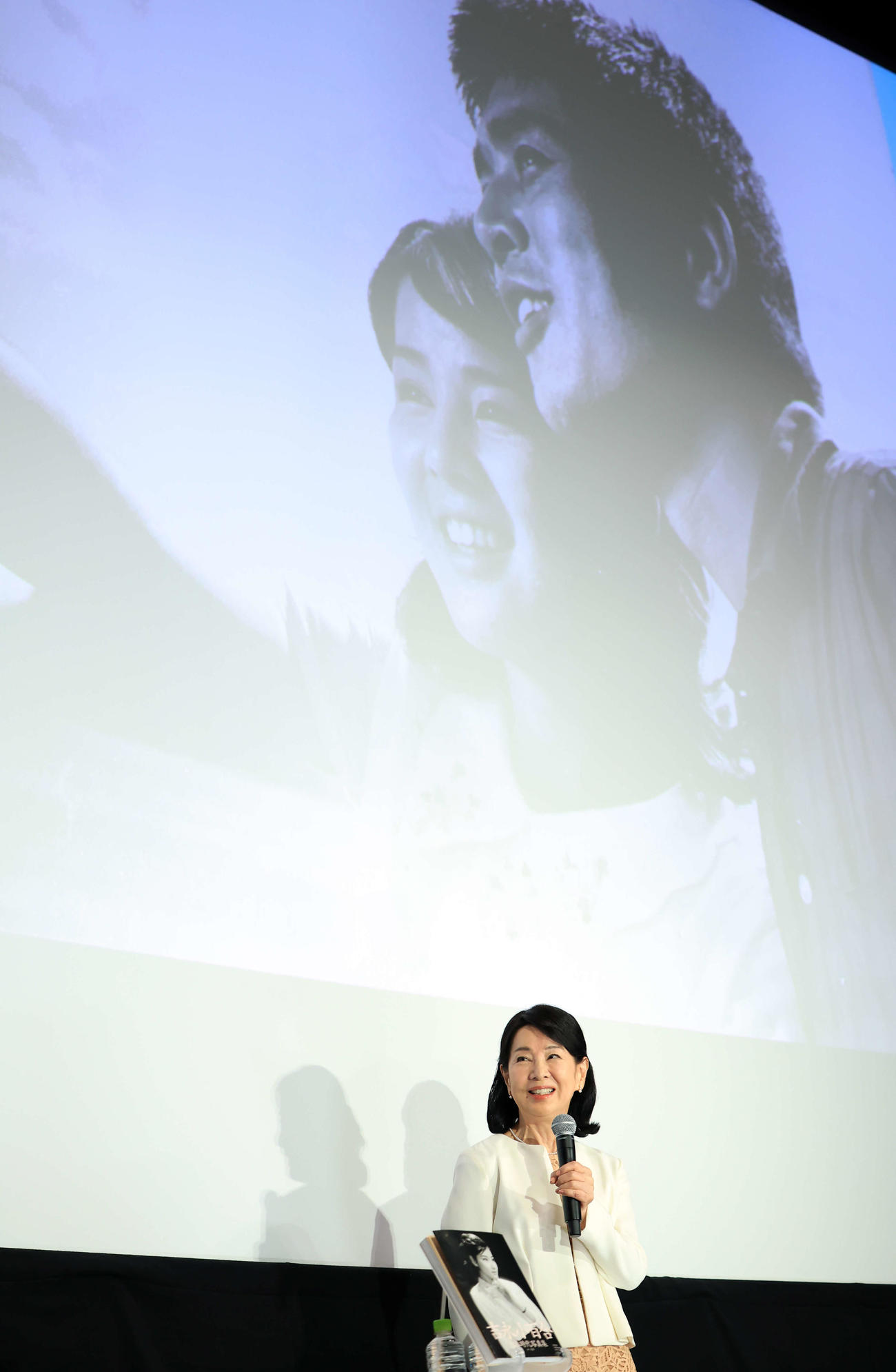 「吉永小百合青春時代写真集」発売イベントで映像の一部が映し出される中、笑顔で思い出を語る吉永小百合（撮影・浅見桂子）