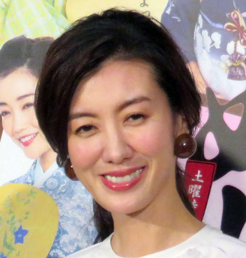 ともさかりえ、スタイル抜群の美背中にフォロワー称賛「ひたすらお若い」「スタイルが良すぎる」