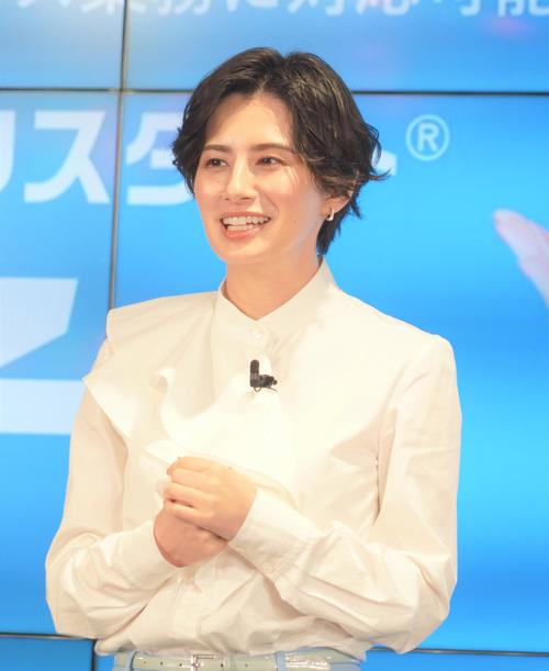 ホラン千秋「いちばん小さい!?」高身長の滝沢カレン、横澤夏子に囲まれフォロワー驚き