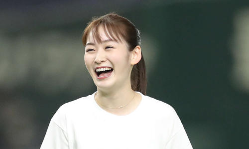 日テレ岩田絵里奈アナ、佐藤梨那アナとの美女ショット公開　おそろいカチューシャでディズニー